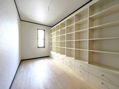 本好きにはたまらないホームライブラリーができそうなスペース☆
壁一面の棚いっぱいに本を並べたら、見ているだけでもワクワクしてきますね♪第二のリビングのようにリラックスした空間の場所になりそう♪