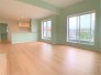 和室から見たリビングです♪天井は白、壁はミントグリーンのアクセントクロス、フローリングは木目調にすることで、清潔感がありながら暖かみあるオシャレなＬＤＫに☆家具や観葉植物選びもワクワクしますね♪